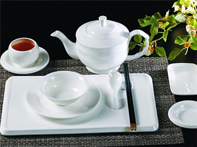 新买的陶瓷餐具，怎么使用才更安全？